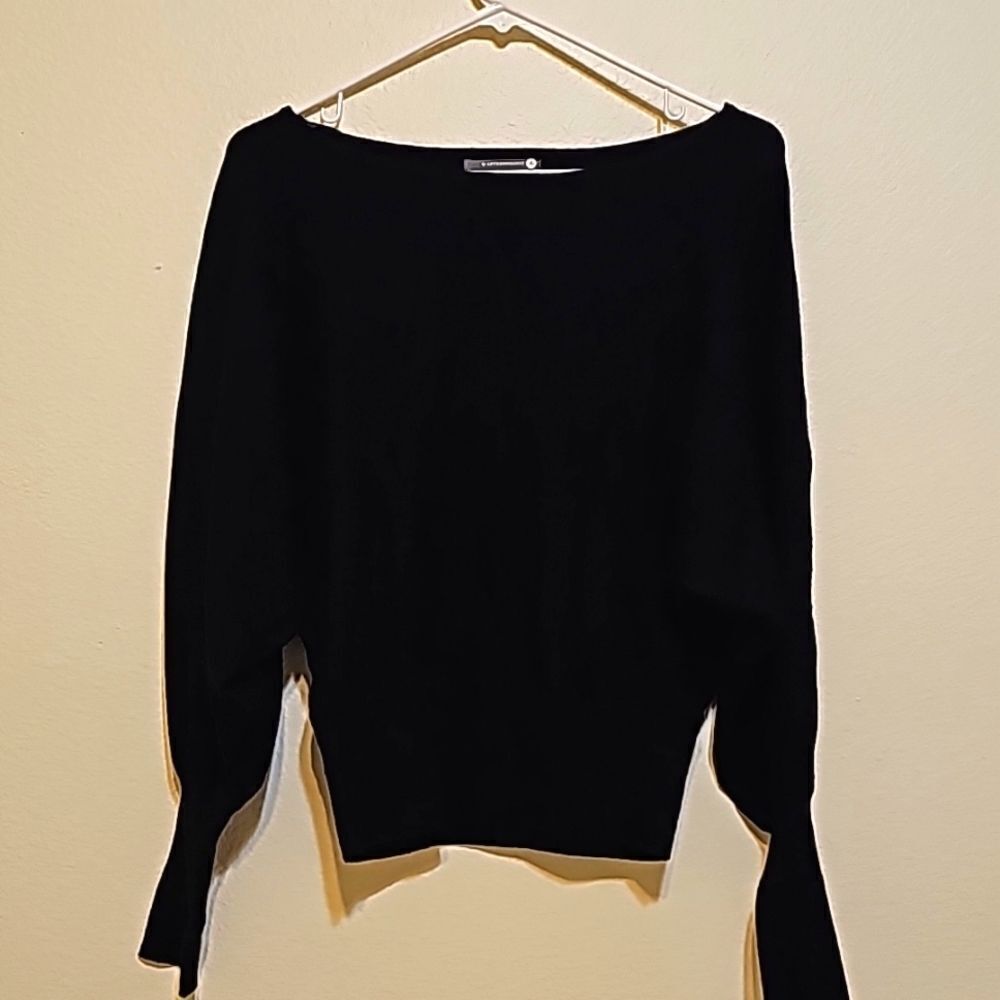 by Anthropologie long puffed sleeved sweater size small‎